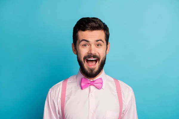 Close up foto di stupito imponente ragazzo sguardo meravigliosa novità impressionato urlo incredibile inaspettato indossare vestiti moderni isolati su sfondo di colore blu — Foto Stock