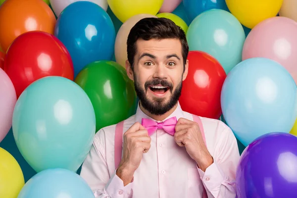 Foto von lustigen Kerl buntes Design bereit für Geburtstagsfeier Überraschung gute Laune Formalwear rosa Hemd Fliege Strapse auf lebendige helle viele Luftballons kreativen Hintergrund — Stockfoto