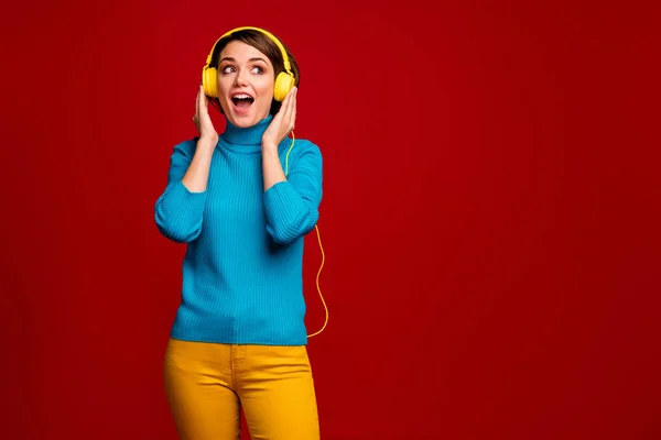 Το αγαπημένο μου τραγούδι. Πορτρέτο της νεολαίας αστείο ενθουσιασμένοι κορίτσι ακούστε μουσική χρήση ακουστικά βρείτε όμορφη μελωδία ουρλιάζουν εντυπωσιαστεί ματιά αντίγραφο χώρο φορούν μοντέρνα ρούχα απομονωμένο κόκκινο χρώμα φόντο — Φωτογραφία Αρχείου