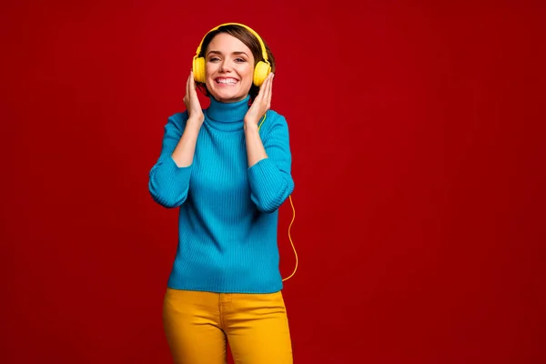 Retrato de encantadora linda chica alegre joven escuchar música tienen auriculares desgaste ropa de estilo casual aislado sobre fondo de color vivo — Foto de Stock