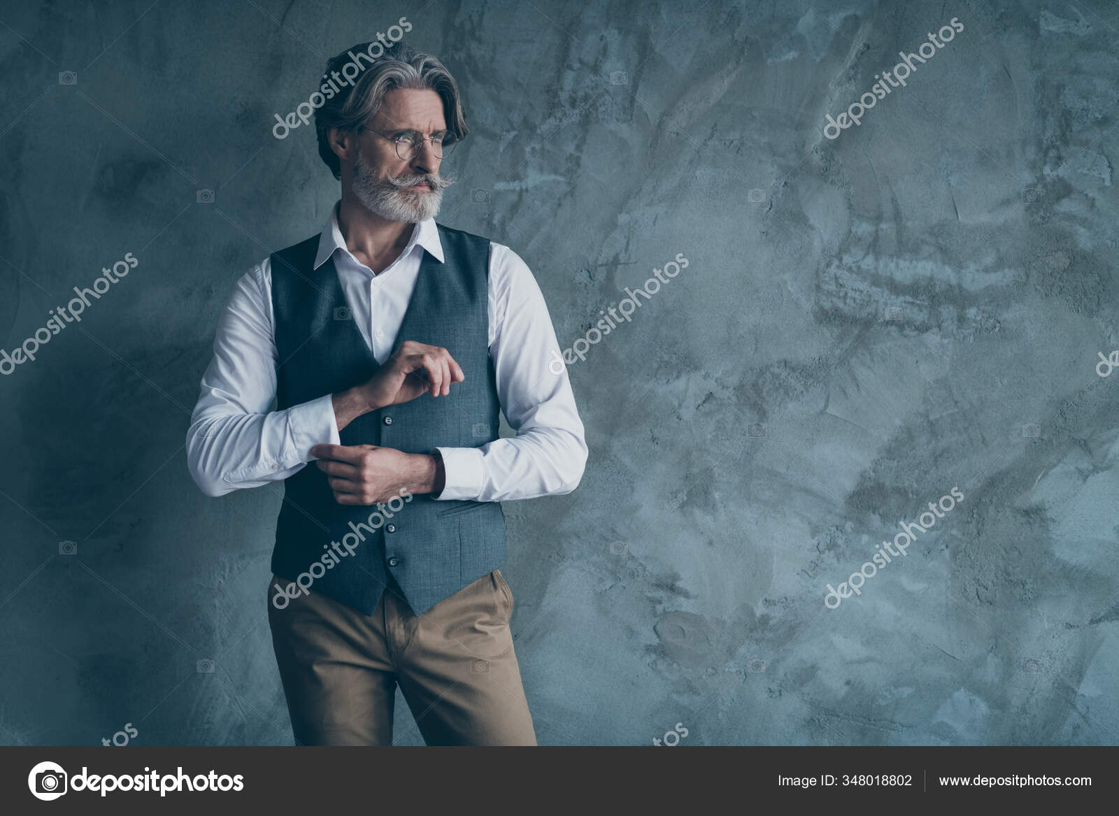 Portrait de superbe vieil homme dandy ajuster manches bouton se