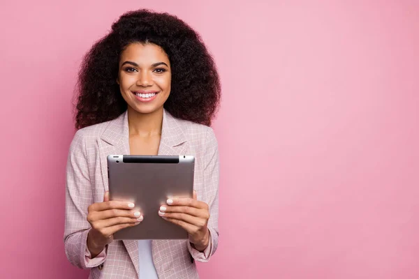 Фото дивовижної темної шкіри бізнес-леді тримає електронну книгу успішною молодою професійною пошуковою інформацією онлайн-носіння блейзер ізольований пастельно-рожевий кольоровий фон — стокове фото