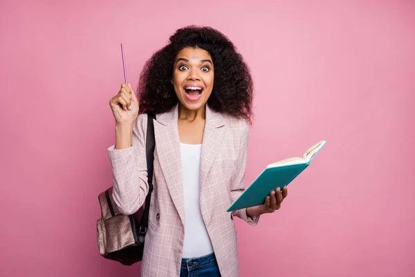 Foto de engraçado animado escuro pele estudante senhora segurar copybook escrita lição de casa ensaio inspiração momento levantar caneta desgaste xadrez blazer jeans moda saco isolado cor pastel fundo — Fotografia de Stock