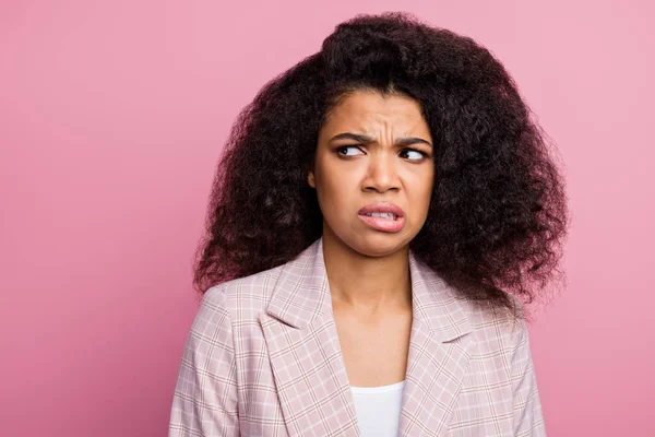 Co za obrzydzenie. Frustrated zdenerwowany afro amerykański kobieta marketingowiec wygląd copyspace nie lubi biuro zapach grymas twarz nosić garnitur odizolowany pastelowy różowy kolor tło — Zdjęcie stockowe