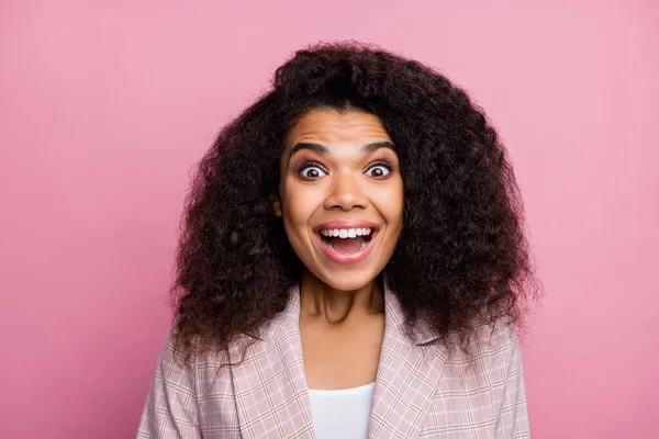 Portré izgatott őrült afro amerikai lány ügyvéd megjelenés hihetetlen vállalati karrier promóciós üzlet lenyűgözött sikoly wow omg viselni kockás ruhát elszigetelt pasztell rózsaszín háttér — Stock Fotó