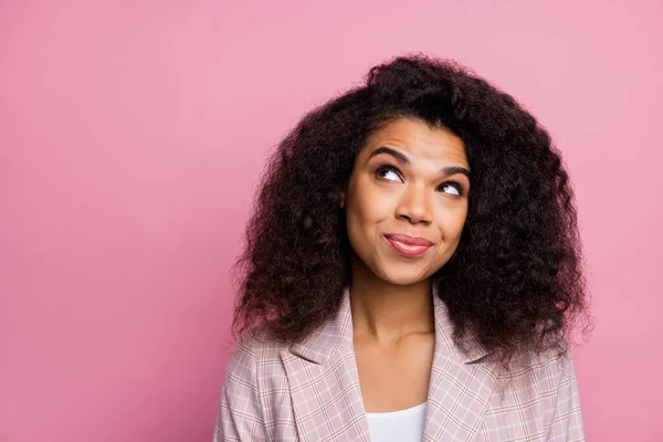 Porträtt av inspirerad positiv afro amerikansk finansiär tror att tankar vill bestämma arbetsbeslut lösning ser copyspace slitage rutig elegant kostym kavaj isolerad pastell rosa färg bakgrund — Stockfoto