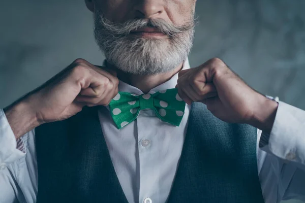 Recortado foto de cerca de la mente seria viejo millonario hombre mirar espejo fijar corbata para el trabajo reunión de trabajo briefing aislado sobre la pared de hormigón gris color de fondo — Foto de Stock