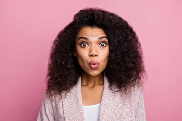 Close up foto de surpreendido afro americano colarinho banqueiro advogado olhar incrível trabalho empresa notícias impressionado grito wow omg desgaste elegante roupa isolado pastel rosa cor de fundo — Fotografia de Stock