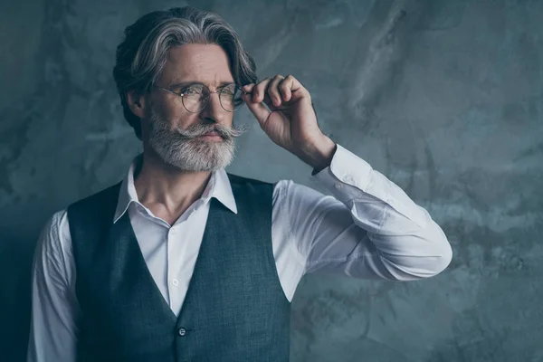 Portrait de viril viril viril viril homme toucher ses lunettes élégantes look rêveur copie espace porter des vêtements modernes isolés sur fond de couleur grise — Photo