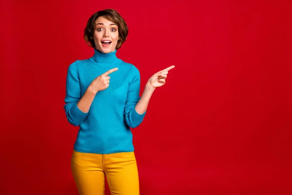 Muotokuva hullu funky tyttö promoottori osoittavat uskomattoman promo mainoksia kohta etusormi kopiointi huutaa wow omg kulumista sininen hyppääjä eristetty yli punainen väri tausta — kuvapankkivalokuva
