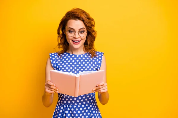 Foto de bela senhora segurar amor romance livro mãos boca aberta feliz conceito final desfrutar romance sentimentos desgaste especificações polka-dot azul branco camisa isolado amarelo cor fundo — Fotografia de Stock