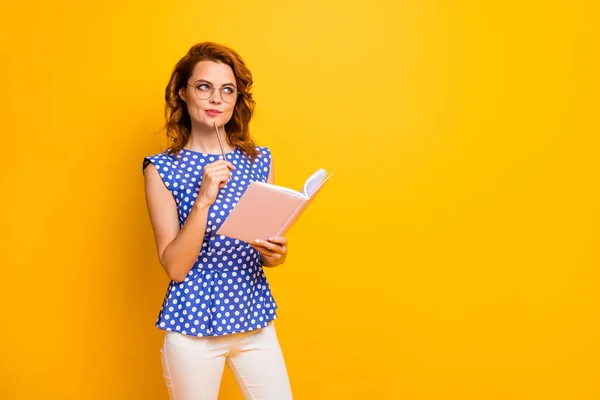 Foto der schönen Dame Copybook Planner Hände suchen nach oben leeren Raum Schreiben kreative Gedanken Startup tragen Spezifikationen Polka-Dot blaues Hemd weiße Hose isoliert gelbe Farbe Hintergrund — Stockfoto