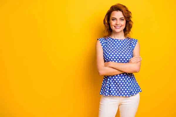 Foto de braços de senhora de gengibre ondulado bastante elegante cruzou o feixe de dentes sorrindo bom humor de trabalho desgaste estilo retro pontilhado camisa azul calças brancas isolado cor amarela fundo — Fotografia de Stock