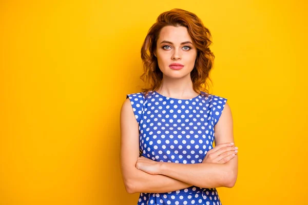 Retrato de sério elegante mulher magnífica cruz mãos decidir decisões olhar lindo desgaste polka-dot camisa isolada sobre fundo de cor vívida — Fotografia de Stock