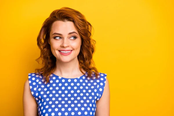 Retrato de bela mulher franca olhar copyspace desfrutar de fim de semana de verão ouvir seus amigos rumores usar roupas estilo retro isolado sobre fundo de cor vívida — Fotografia de Stock