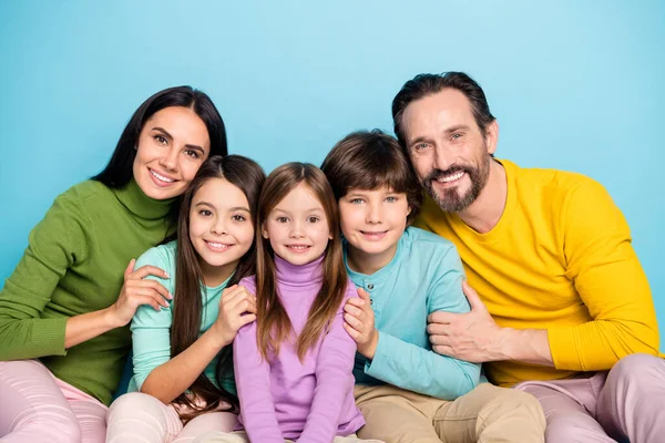 Close-up ritratto di bello attraente attento affettuoso amichevole ideale allegro allegro famiglia adorabile abbracciando godendo vacanza isolata su brillante vivido brillare vibrante sfondo di colore blu — Foto Stock