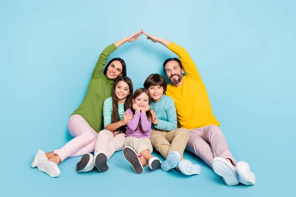 예쁘고 매력적 인 매력적 인 매력적 인 큰 가족 사진 엄마앉아 있는 가족 사진밝은 밝은 밝은 선명 한 푸른 배경에서 격리 된 새 아파트 이 주를하는 아빠 — 스톡 사진