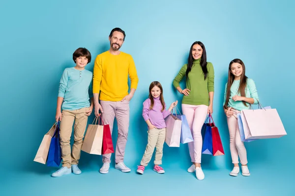 Pleine longueur vue de la taille du corps de belle belle charmante charmante joyeuse famille joyeuse portant des sacs nouveaux vêtements passer la journée rêverie isolé sur lumineux éclat vif fond de couleur bleu vif — Photo