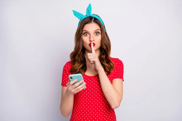 Σώπα, μη μιλάς. Έκπληκτη εθισμένη blogger κορίτσι χρησιμοποιούν smartphone διαβάσει τις πληροφορίες των κοινωνικών μέσων ενημέρωσης εντυπωσιάστηκε βάλει φωνή σημάδι χείλη στόμα φορούν κόκκινο μπλε t-shirt απομονωμένο πάνω από γκρι φόντο χρώμα — Φωτογραφία Αρχείου