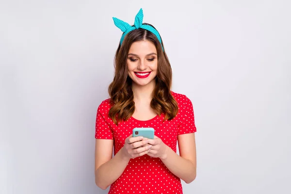 Porträtt av positiva glada ingefära hår flicka använda smart telefon läsa sociala medier information bära bra utseende snygga kläder isolerad över grå färg bakgrund — Stockfoto