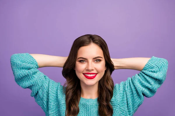 Primeros planos foto de la señora bonita cogida de la mano detrás de la cabeza dentadura radiante sonriente descansando pasar tiempo libre ropa de ocio suéter azul aislado color púrpura fondo — Foto de Stock