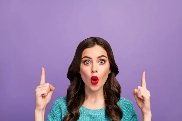 閉鎖写真のかなりクレイジー女性オープン口提示アドバイス低ショッピング価格直接指アップ空のスペースウェアブルーセーター隔離された紫色の背景 — ストック写真