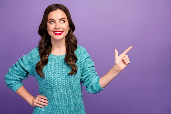 Foto von ziemlich attraktive Dame präsentiert Beratung niedrigen Einkaufspreisen direkten Finger suchen Seite leeren Raum vorschlagen schönes Angebot tragen blauen Pullover isoliert lila Farbe Hintergrund — Stockfoto