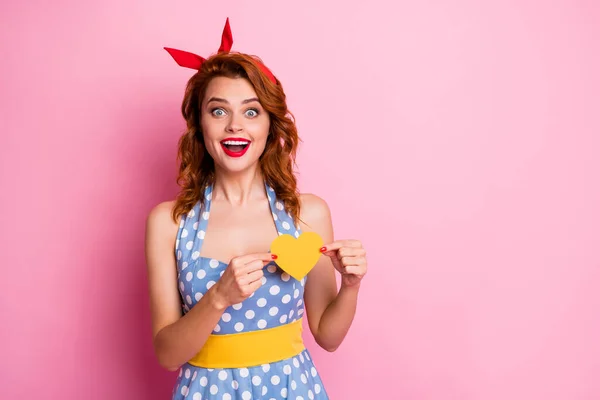 Ele ama-me. Foto de senhora muito engraçado segurar pouco coração de papel amarelo ouvir convite no peito romance data desgaste headband pontilhado vestido cinto isolado cor-de-rosa fundo — Fotografia de Stock