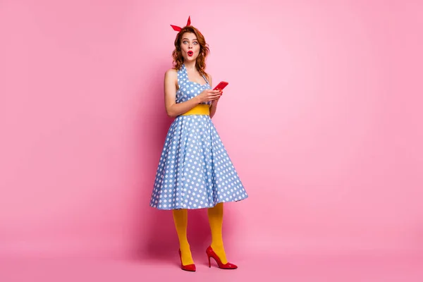 Full length photo of beautiful elegant lady hold telephone read good news wear headband dotted dress long skirt red stilettos yellow stockings isolated pink color background — Zdjęcie stockowe