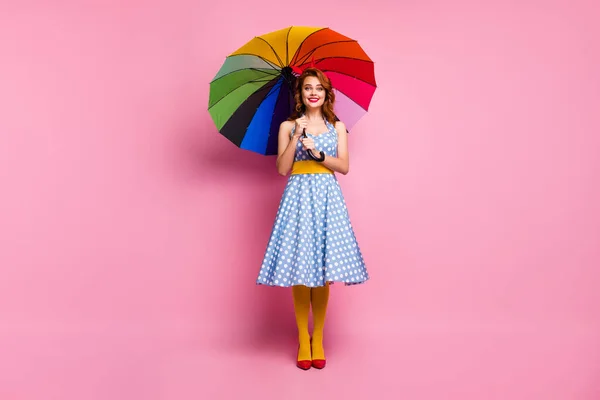 Largura completa foto positiva alegre dama disfrutar de otoño primavera lluvia meteorología tiempo celebrar colorido brillante parasol desgaste polka-dot amarillo medias rojo calzado aislado rosa color fondo — Foto de Stock