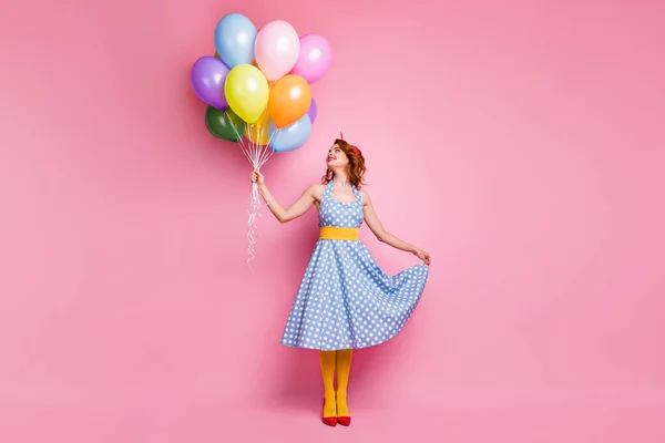 Foto de longitud completa de alegre alegre positivo tierna tierna chica celebrar muchas bolas de aire globos de helio usar ropa azul roja calzado pantimedias aisladas sobre fondo de color rosa — Foto de Stock