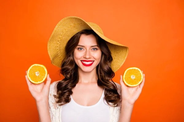 Retrato de moda ondulado blanco alegre encantador casquillo casual headwear bastante linda novia que le muestra dos limones a punto de ser comido sonriente aislado sobre fondo de color naranja vivo —  Fotos de Stock