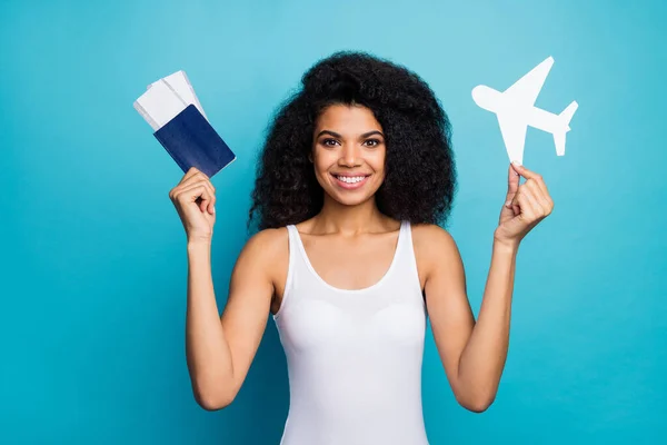 Primer plano retrato de ella ella agradable atractivo alegre alegre alegre chica de pelo ondulado sosteniendo en las manos avión formulario pasaporte billete aislado en brillante brillo vivo vibrante color azul fondo — Foto de Stock