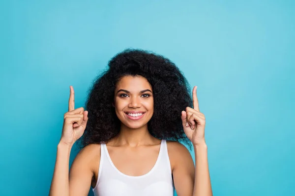 Close-up portrait of her she nice attractive lovely cheerful cheery confident wavy-haired girl showing copy space advice ad advert isolated over bright vivid shine vibrant blue color background — Stock Photo, Image