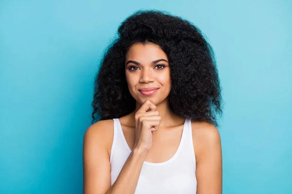 Close-up retrato dela ela agradável atraente bonito bonito bonito winsome alegre menina de cabelos ondulados tocando universidade estudo queixo isolado sobre brilhante brilho vívido vibrante azul cor de fundo — Fotografia de Stock