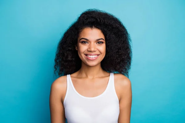 Primer plano retrato de ella ella agradable atractivo encantador bonito lindo alegre alegre alegre ondulado de pelo chica con tanktop aislado sobre brillante brillo vivo vibrante azul verde color fondo — Foto de Stock