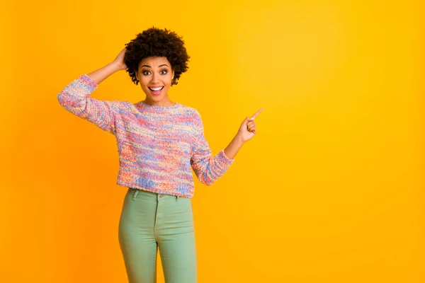 Omg parece noticias del viernes negro. Sorprendido afroamericano chica punta dedo copyspace decisión de elección impresa aconsejar anuncios promoción desgaste traje verde aislado color brillante fondo — Foto de Stock