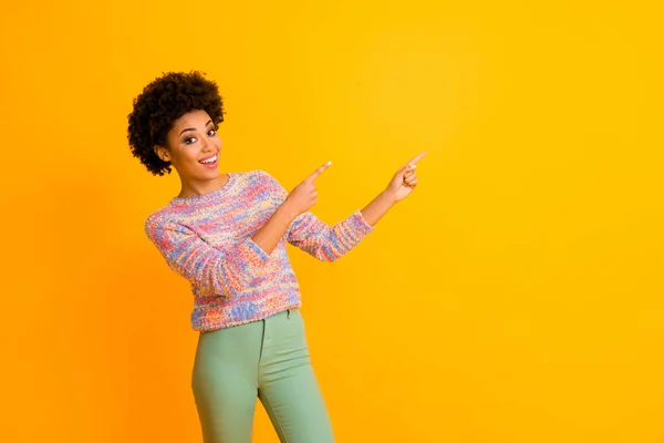 Retrato de excitado afro americano chica punta dedo copypace recomendar publicidad promoción demostrar elección decisión consejo desgaste caída ropa aislada sobre fondo de color brillante — Foto de Stock