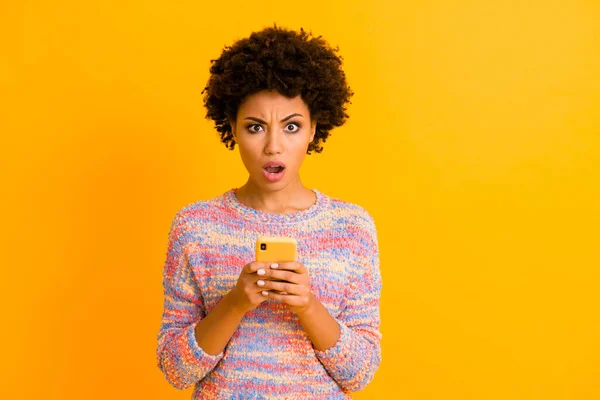 Não gosto de mim. Inacreditável. Surpreso viciado louco afro americana menina ler notícias incríveis grito olhar estupor desgaste elegante roupa da moda isolado sobre fundo de cor brilhante — Fotografia de Stock