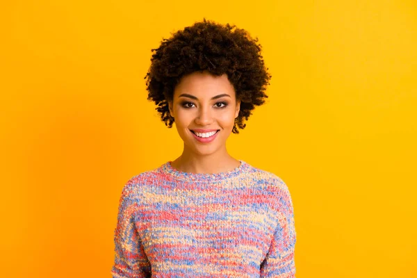 Portré őszinte aranyos aranyos szép afro amerikai lány élvezze őszi nyaralás jól néz ki, alkalmi stílusú pulóver elszigetelt felett élénk színű háttér — Stock Fotó