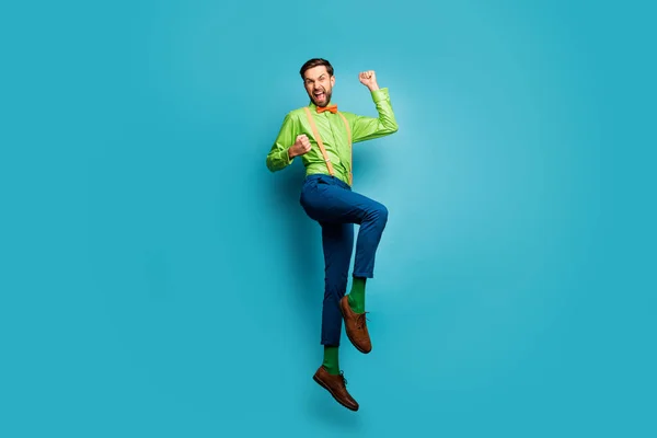 フル長さボディサイズビューの彼の素敵な魅力的なクレイジー喜び陽気な陽気な陽気な男ジャンプ楽しい明るい鮮やかな輝きに隔離された鮮やかな緑のティールターコイズ色の背景 — ストック写真