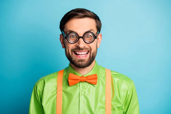 Close-up portret van zijn hij leuk funky gek vrolijk vrolijke kerel dragen feestelijke shirt dikke specs vermomming geïsoleerd op helder levendig glans levendig blauw groen teal kleur achtergrond — Stockfoto