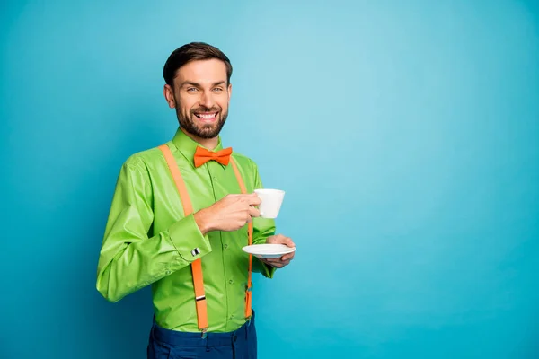 Retrato de su agradable atractivo confiado alegre alegre chico con camisa festal beber café con leche descanso relajarse aislado en brillante brillo vivo vibrante azul verde verde verde color de fondo — Foto de Stock