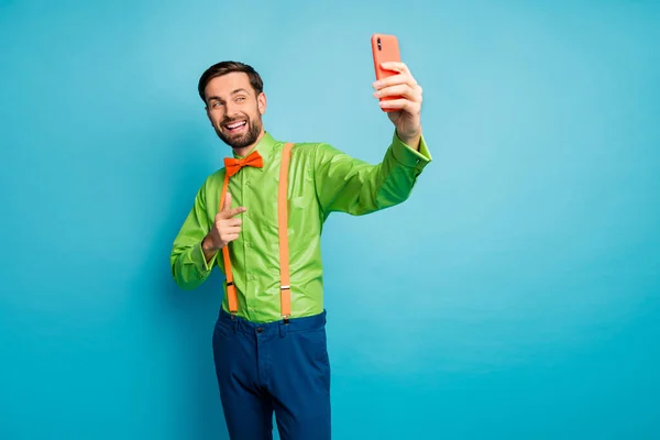 Retrato de su agradable agradable amigable alegre alegre chico grabación video blog haciendo selfie aislado en brillante brillo vivo vibrante azul verde verde azulado turquesa color de fondo —  Fotos de Stock