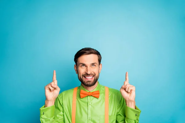 Close-up portret van zijn hij mooi aantrekkelijk blij zelfverzekerd vrolijke vrolijke kerel wijzend twee wijsvingers omhoog ad advertentie nieuw geïsoleerd op helder levendig glans levendig blauw groen turquoise kleur achtergrond — Stockfoto