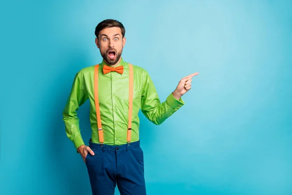 Portrait of his he nice attractive imposing glad amazed cheerful guy demonstrating empty blank place new product isolated on bright vivid shine vibrant blue green turquoise color background — Stockfoto