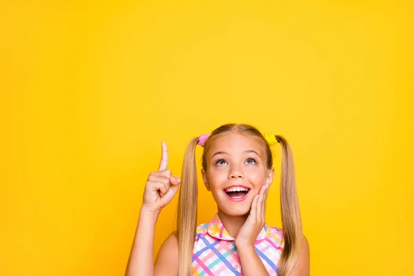 Venta. Foto de cerca del humor alegre de compras de la señorita dedo directo hacia arriba el espacio vacío mano en la mejilla desgaste vestido de verano a cuadros aislado amarillo brillante fondo de color — Foto de Stock