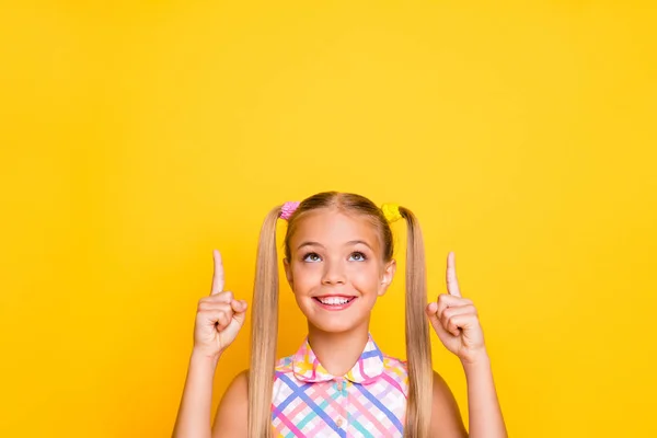 Primeros planos foto de la señorita alegre buen humor de compras dedos directos hacia arriba espacio vacío reloj novedad precios desgaste vestido de verano a cuadros aislado amarillo brillante color fondo —  Fotos de Stock