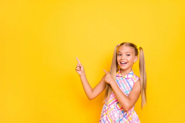 Compras baratas. Foto de engraçado alegre pequena senhora bom humor muito longas caudas dedo direto vazio espaço desgaste damkered verão vestido isolado amarelo brilhante cor de fundo — Fotografia de Stock