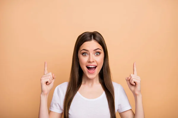 Astonished crazy girl point index finger up copyspace direct way to incredible adverts promotion impressed scream wow omg wear good look stylish outfit isolated beige color background — Stockfoto